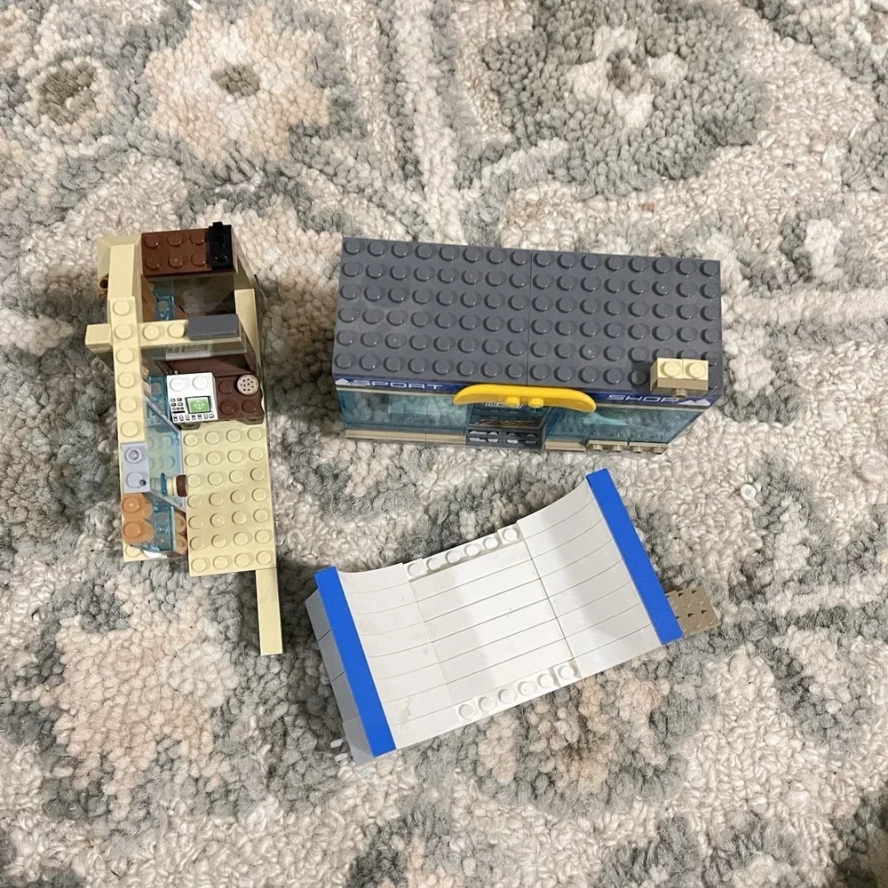LEGO CITY: Ski Resort (60203) Incomplete For Parts - Picture 8 of 8